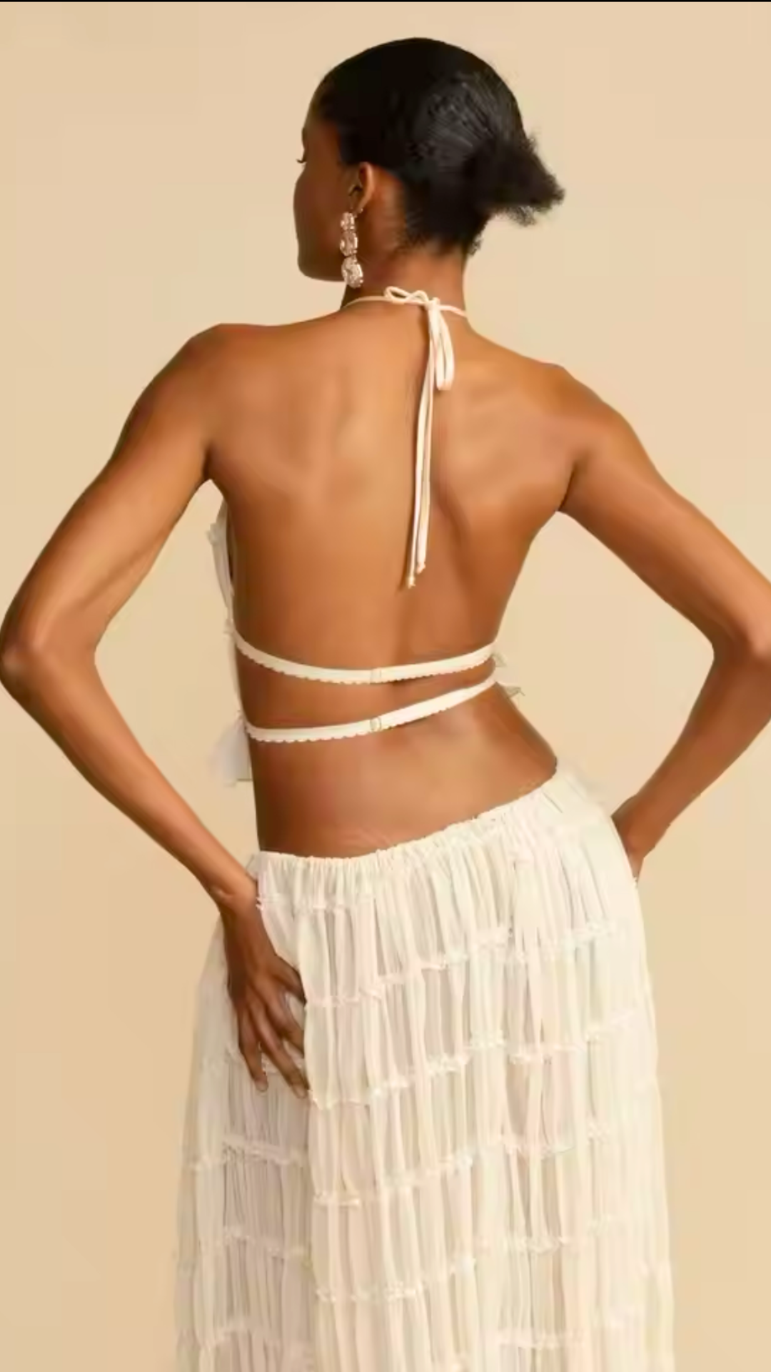 Elegantes 2-teiliges Boho-Set – Halter Top mit Spitzen und Faltenrock