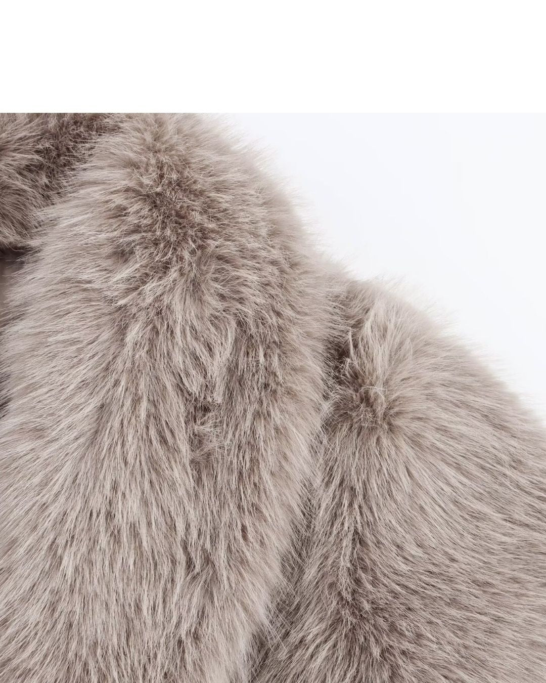 Detailaufnahme der weichen Kunstfellstruktur eines khakifarbenen Faux Fur Mantels