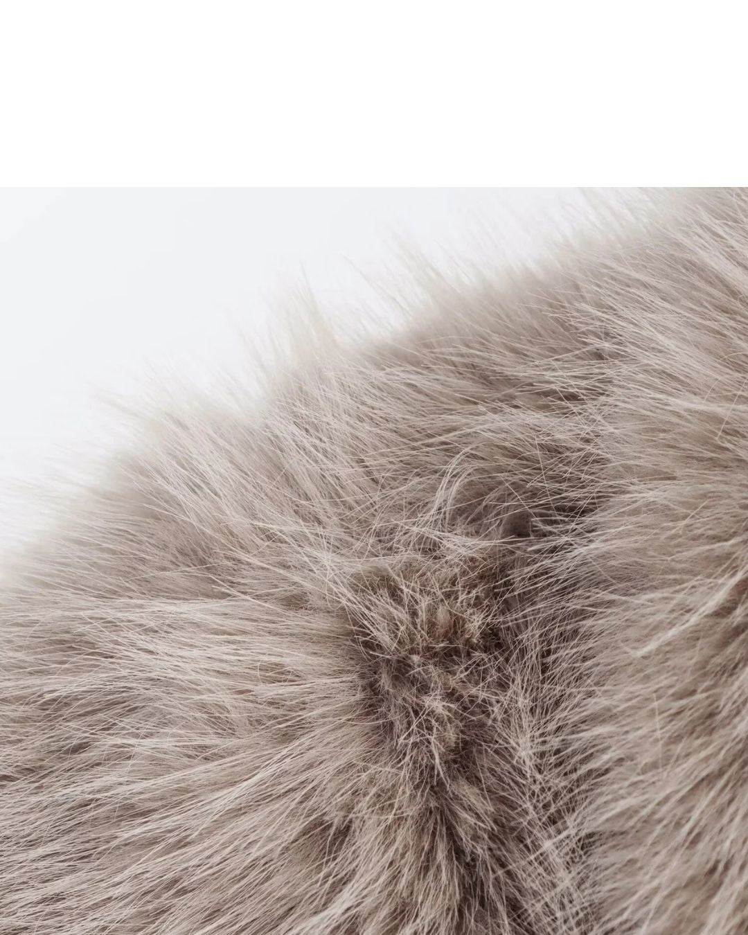 Seitliche Detailansicht eines khaki Kunstfellmantels mit leicht voluminösem Fall