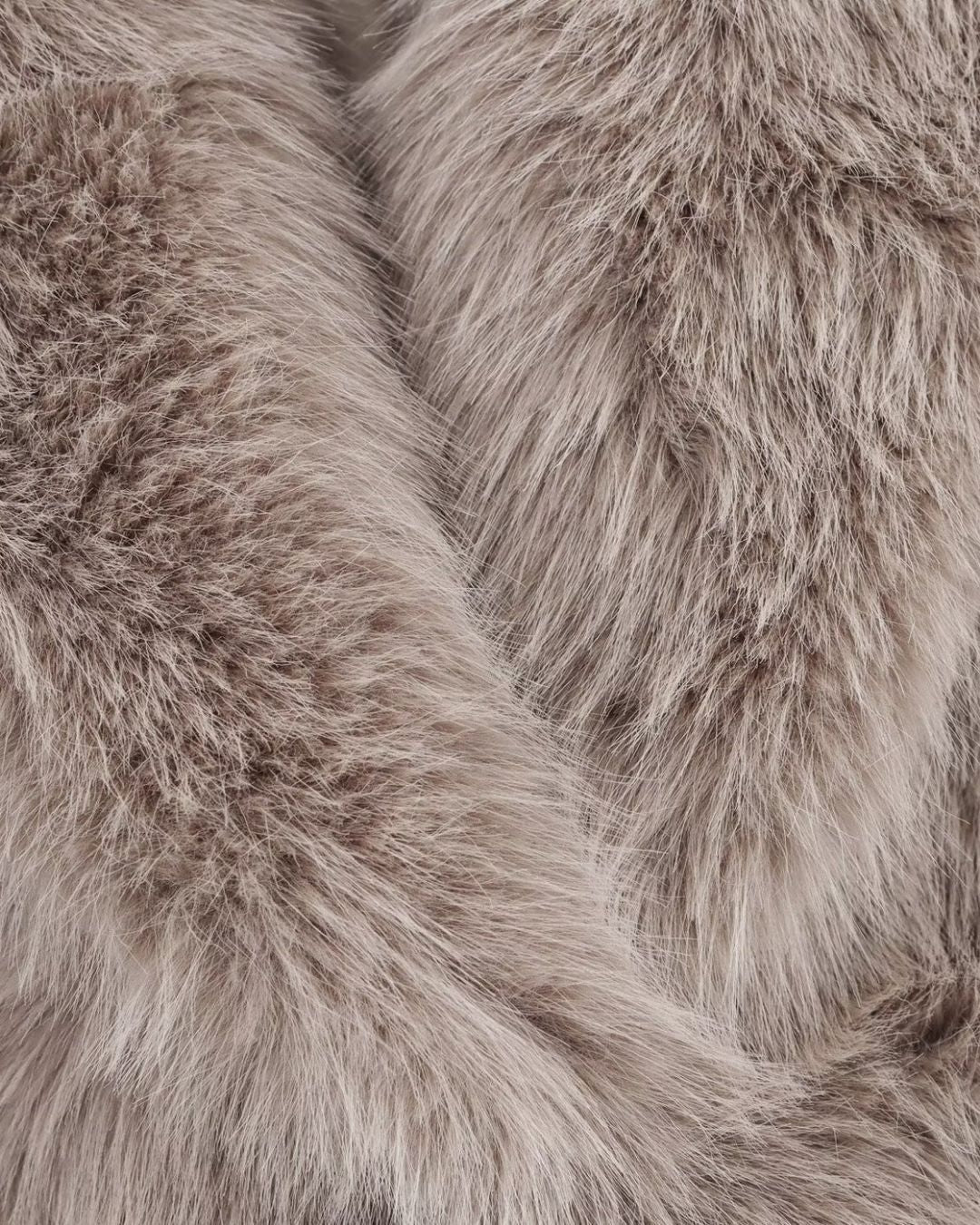 Nahaufnahme des hochwertigen Faux-Fur-Materials in Khaki mit dichter, voluminöser Textur