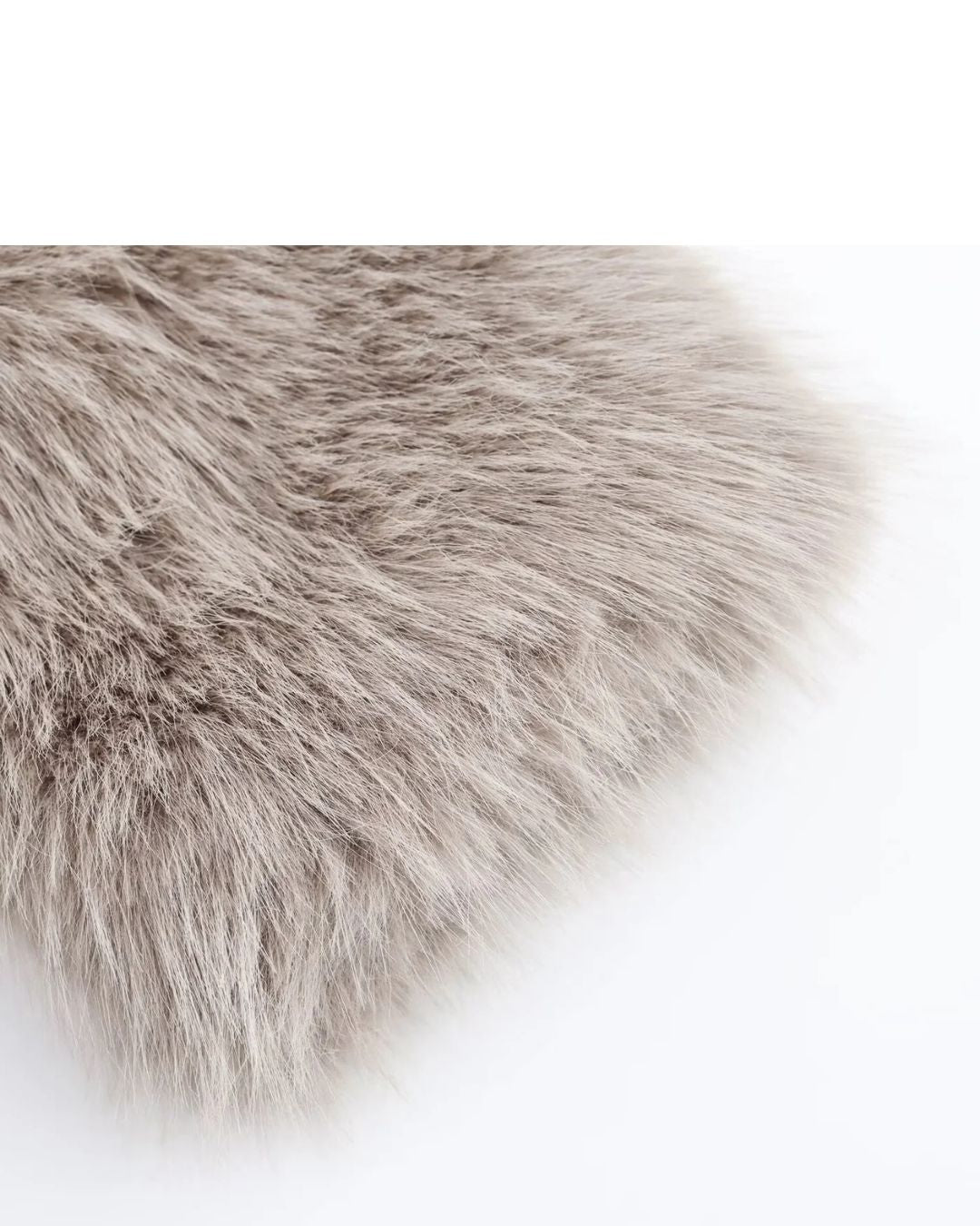 Detailansicht  des Ärmelabschlusses eines khakifarbenen Faux Fur Mantel mit leicht voluminösem Fall