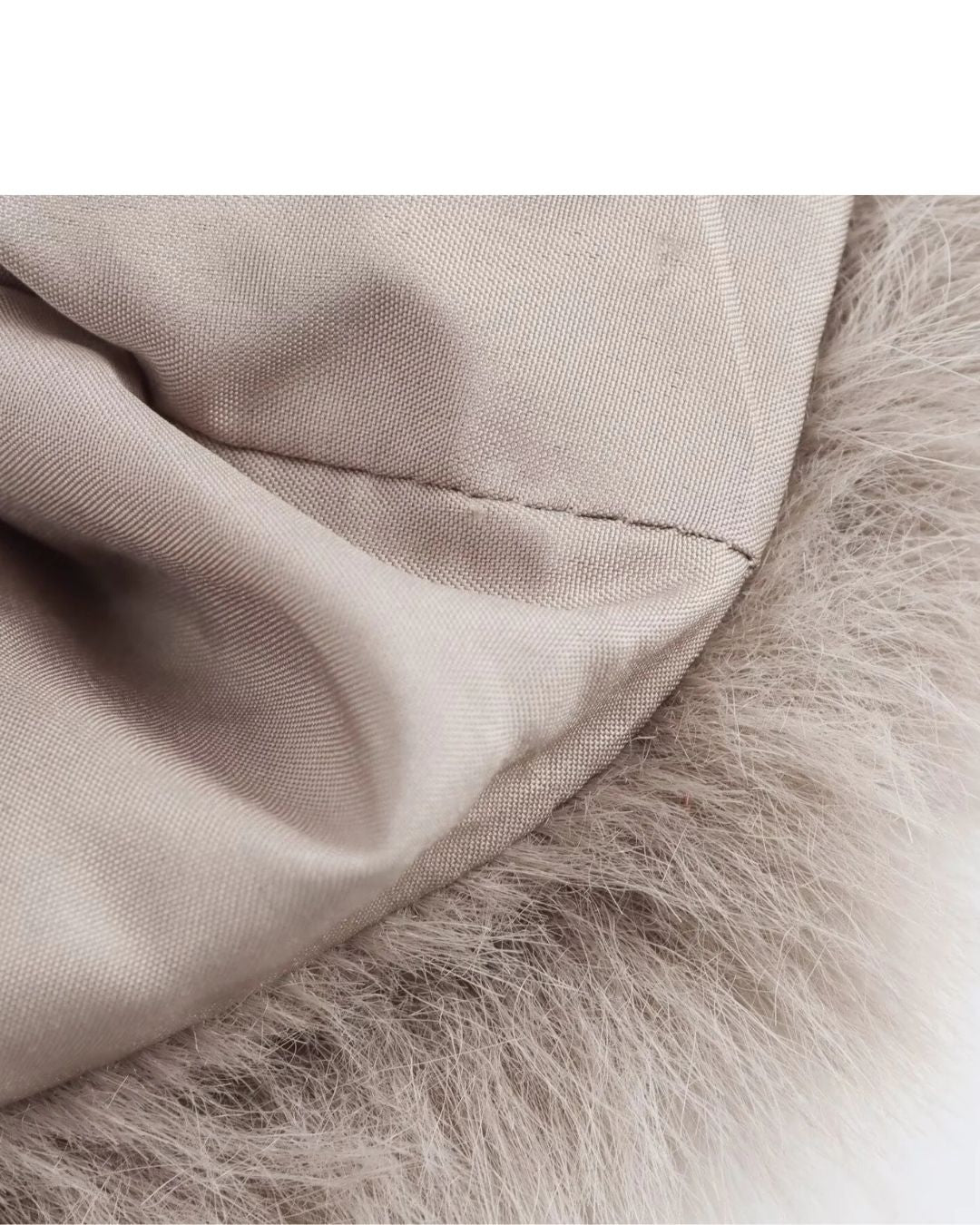 Innenansicht eines khakifarbenen Faux Fur Mantels mit glattem Futter und sauberer Verarbeitung 