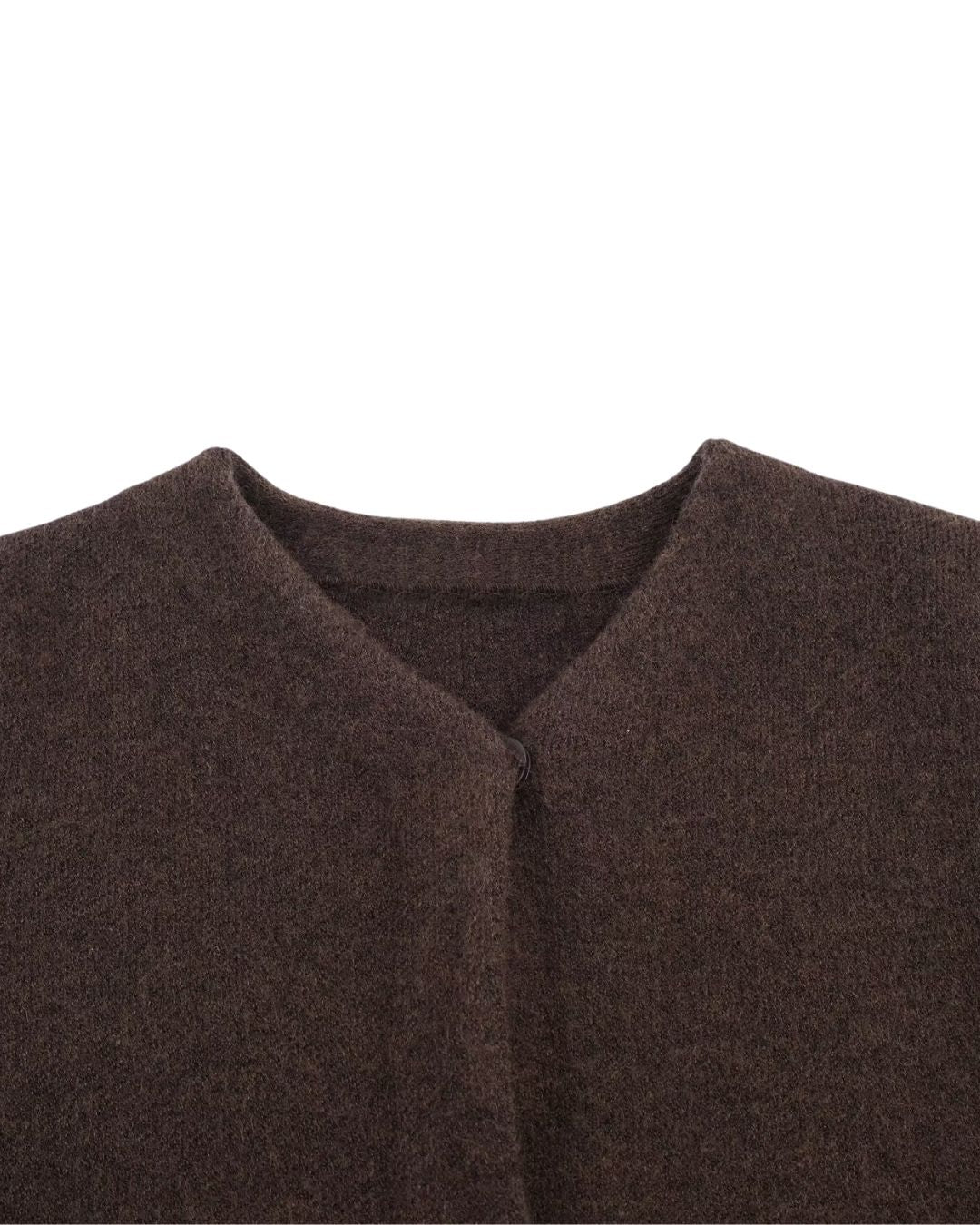 Detailansicht der braunen Damenjacke mit V-Ausschnitt von LALLUVIA Onlineshop 