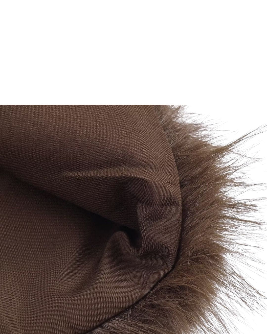 Detailansicht eines braunen Damenkleids mit Kunstfellbesatz am Saum von LALLUVIA Onlineshop 