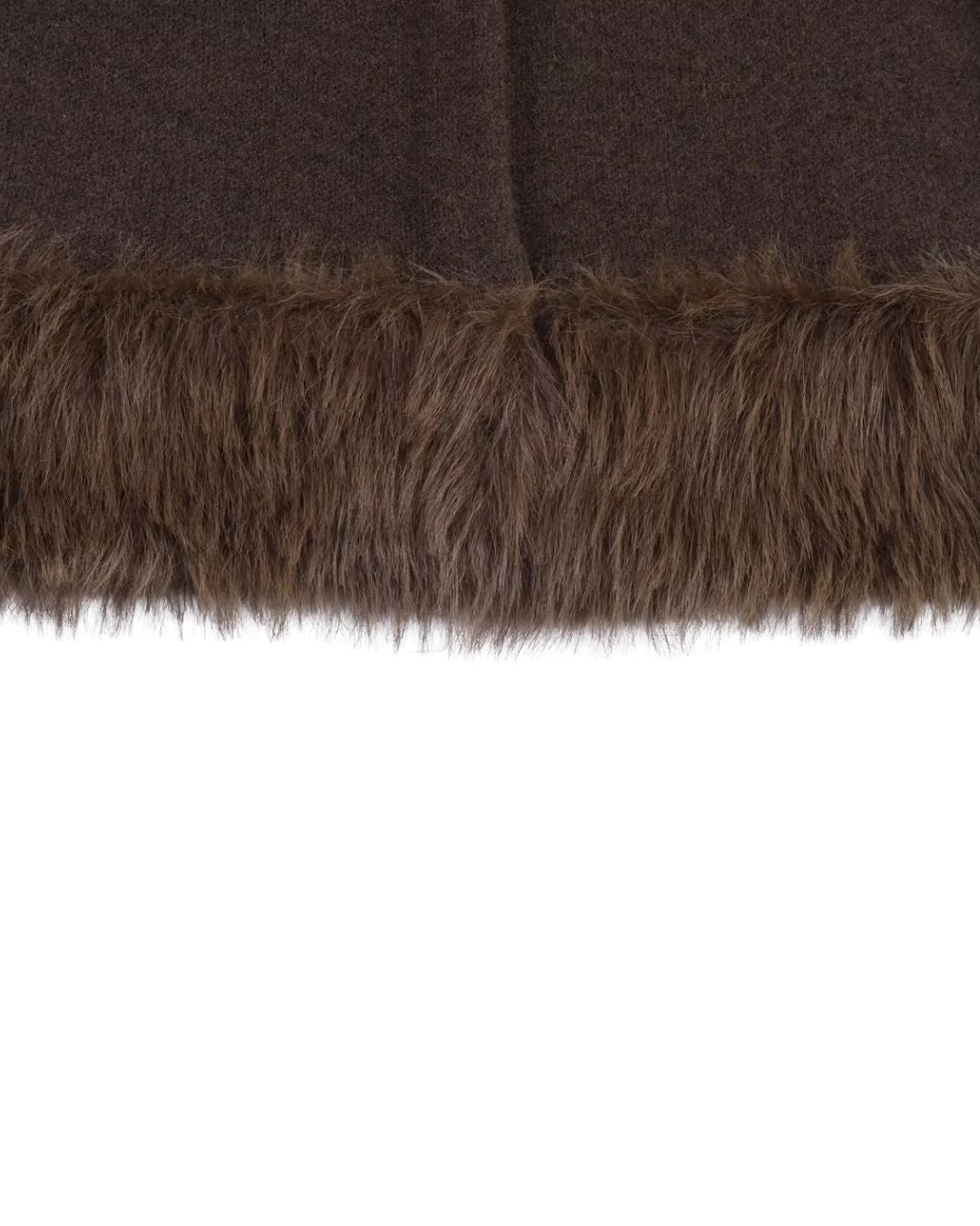 Nahaufnahme Volant-Design am braunen Kleid - stilvolle Damenmode im Luxury Look