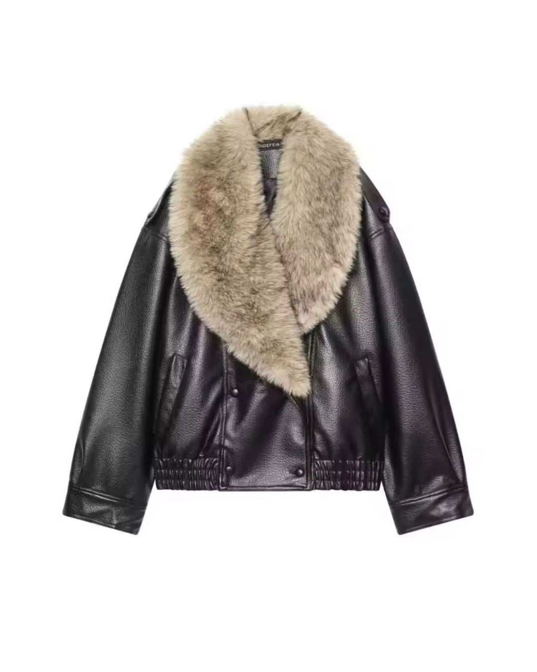 Frontansicht von der schwarzen Aviator Lederjacke mit weichen Faux-Fur-Kragen