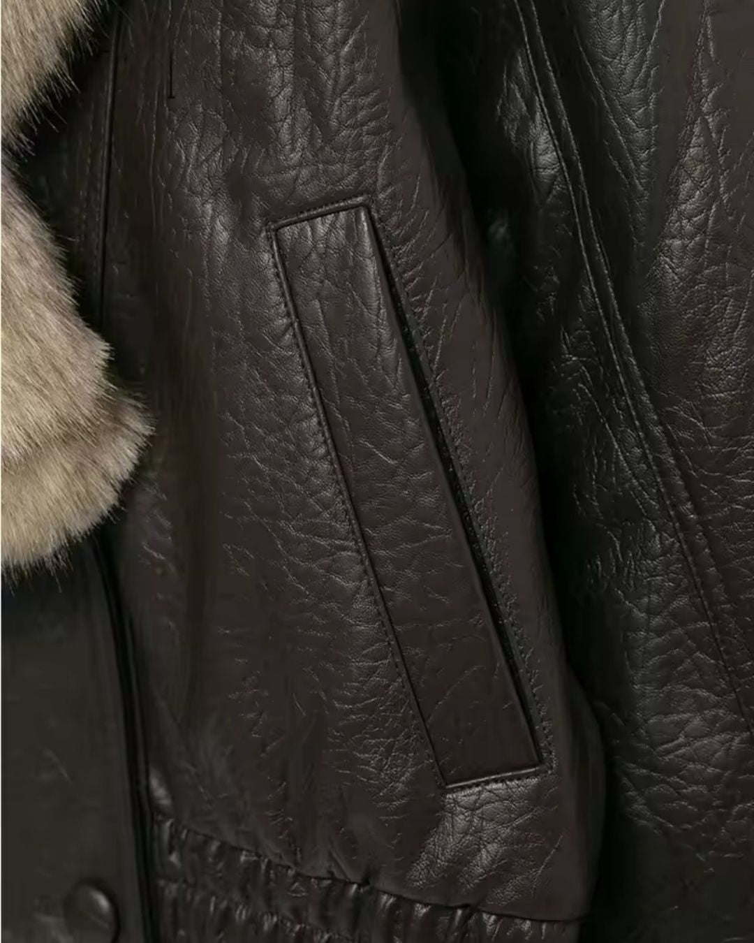 Detailaufnahme der Seitentasche der Aviator Jacke in Lederoptik