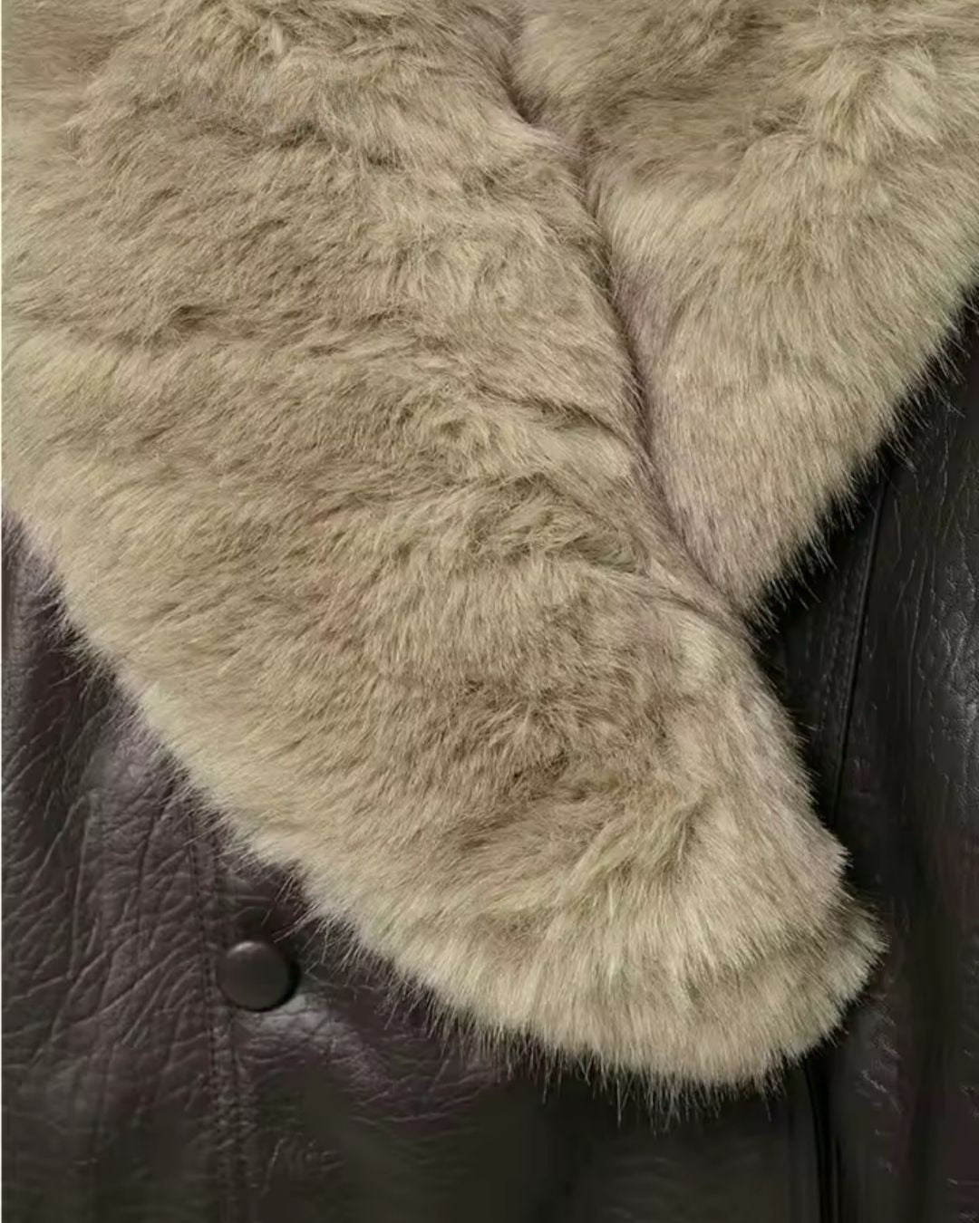 Detailansicht des weichen Faux-Fur-Kragens an der Aviator Jacke  