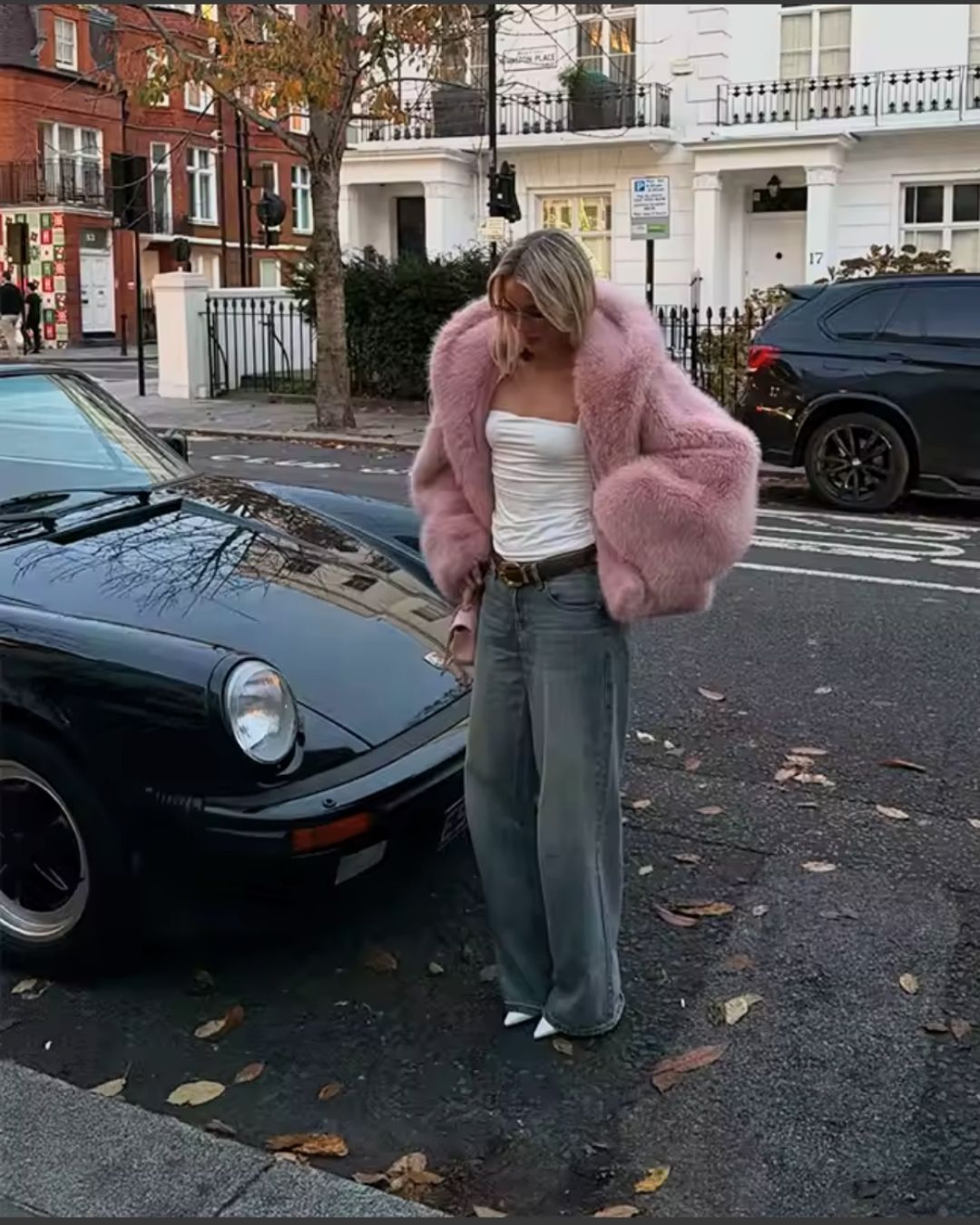 Rosa Faux Fur Mantel mit voluminöser Silhouette - Streetstyle-Look im urbanen Umfeld 