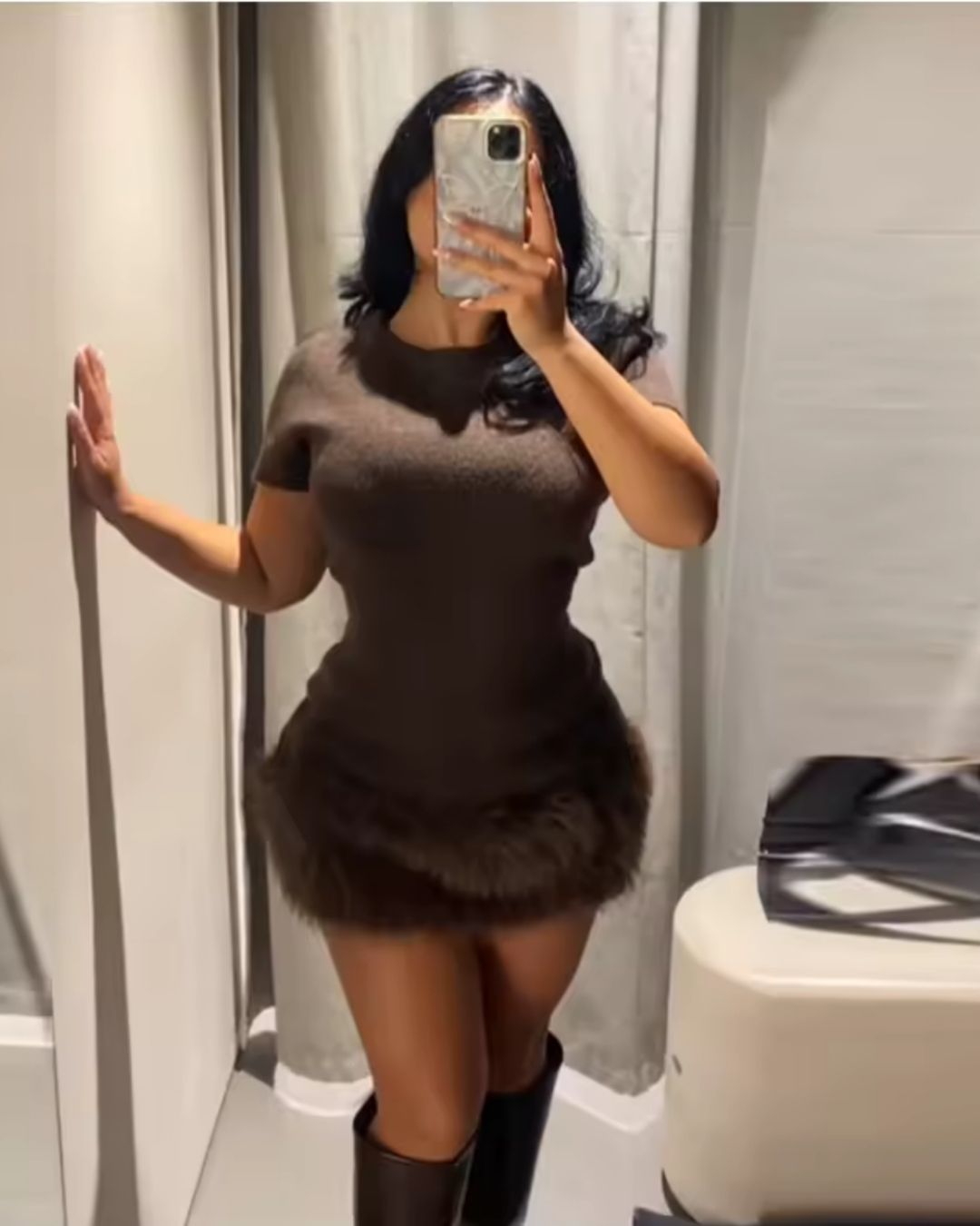 Braunes Damenkleid mit modernem Schnitt - figurbetontes LALLUVIA Kleid für stilvolle Auftritte 